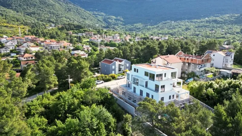 Na prodaju dvosoban stan u Tivtu