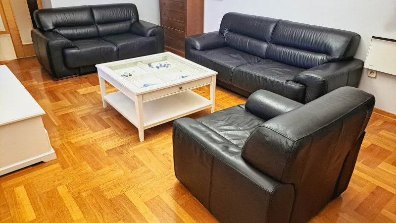 Prodaje se Simpo kožna garnitura, tv komoda i sto