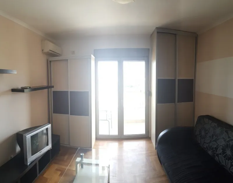 Izdaje se namještena garonjera u zgradi Lipe