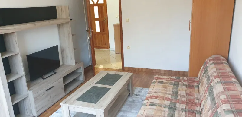 Izdajem dvosobni namjesten stan 48m2 