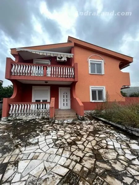 Prodaje se kuca u Bar-u.