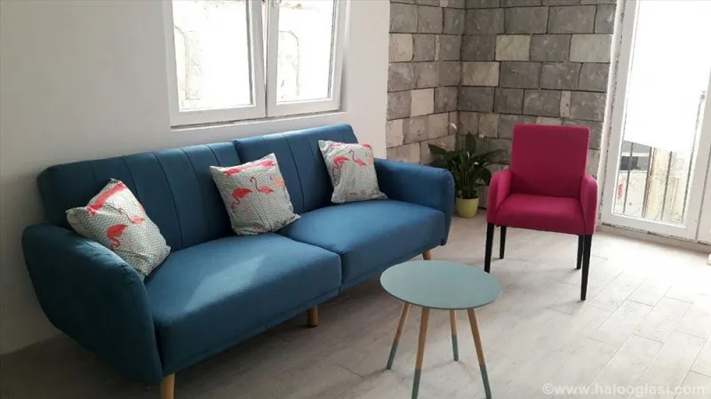 Kumbor-stan 27m2+20m2 terasa,blizu mora,novo