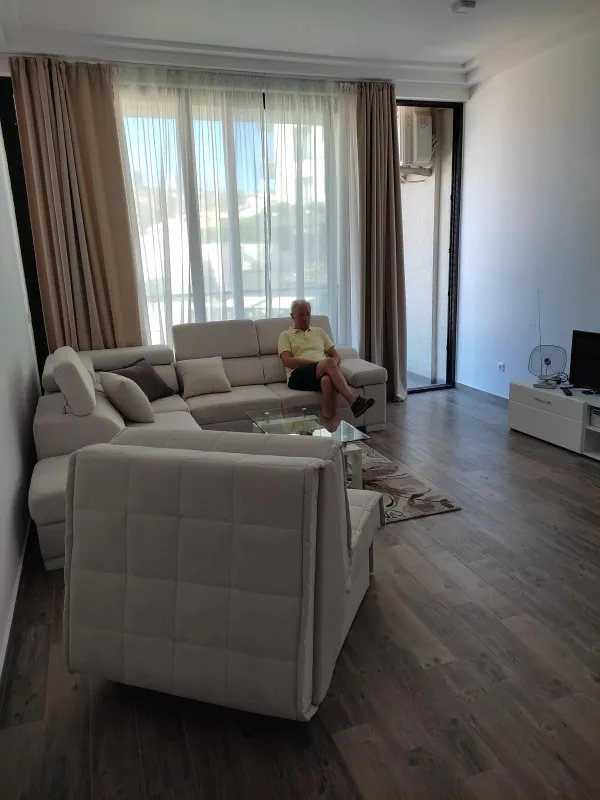Luksuzni apartman u Sutomoru – Hotel Guinniss, 61 m², terasa, pogled na more!