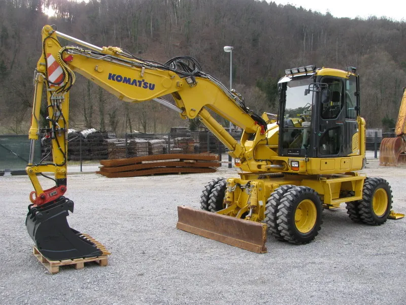Bager točkaš Komatsu PW118 MR-8 sa 4.918 radnih sati i NOVU opremu