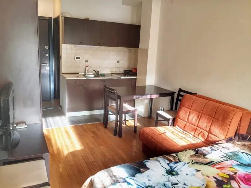 Dnevni najam u sezonu (Jun - Oktobar). Budva, 150 m od mora.