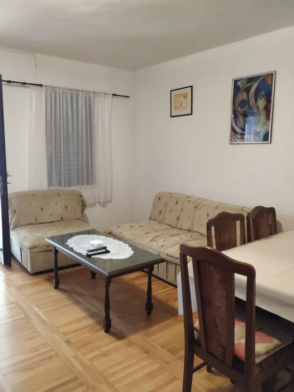 Dvosoban stan sa parkingom u Budvi 200 EUR