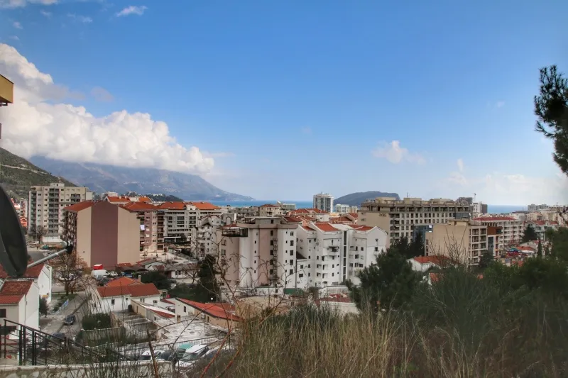 PRODAJEM URBANIZOVANI PLAC 