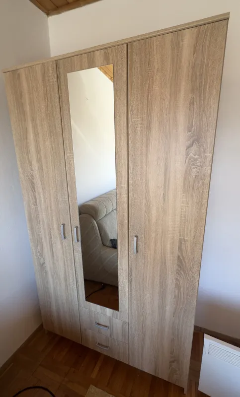 Prodajem polovan i povoljan namestaj.