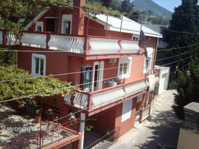 Izdajemo  sobe i sprat kuce za  10 osoba u Sutomoru!