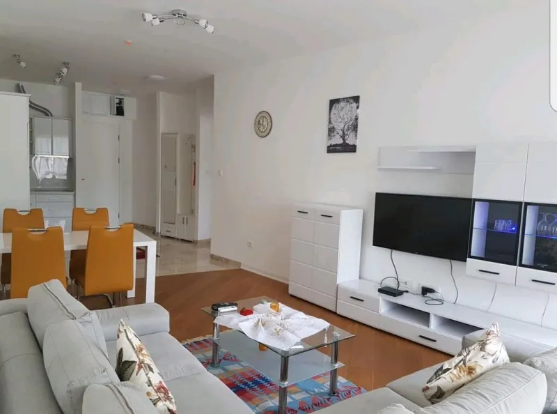 Izdaje se do sezone luksuzni jednosoban stan u Budvi (Tre Canne)