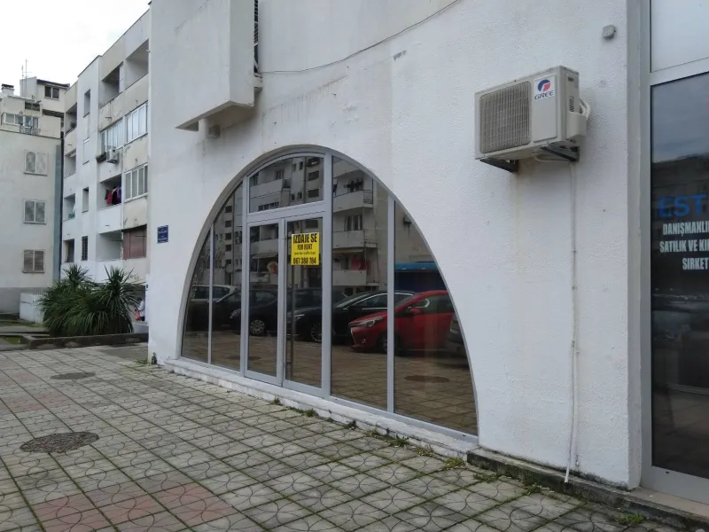 Izdajem poslovni prostor u Baru( bankarska ulica)