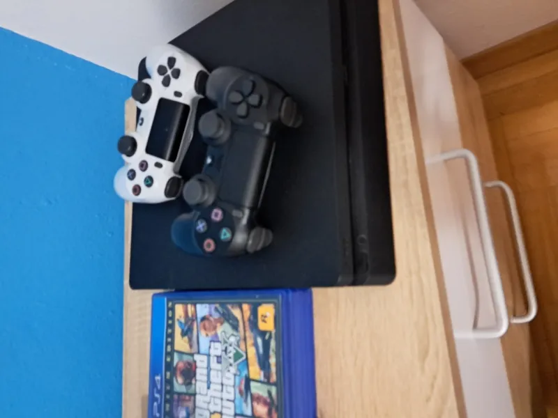 Prodajem ps4 + 3 igrice + 2 dzojstika