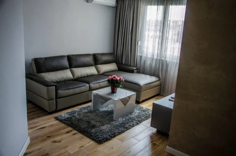 Izdaje se jednosoban namješten stan u zgradi, Centar Podgorice