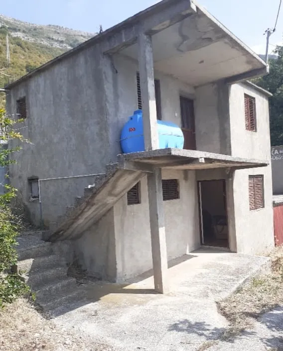 Prodajem kucu u Sutomoru 