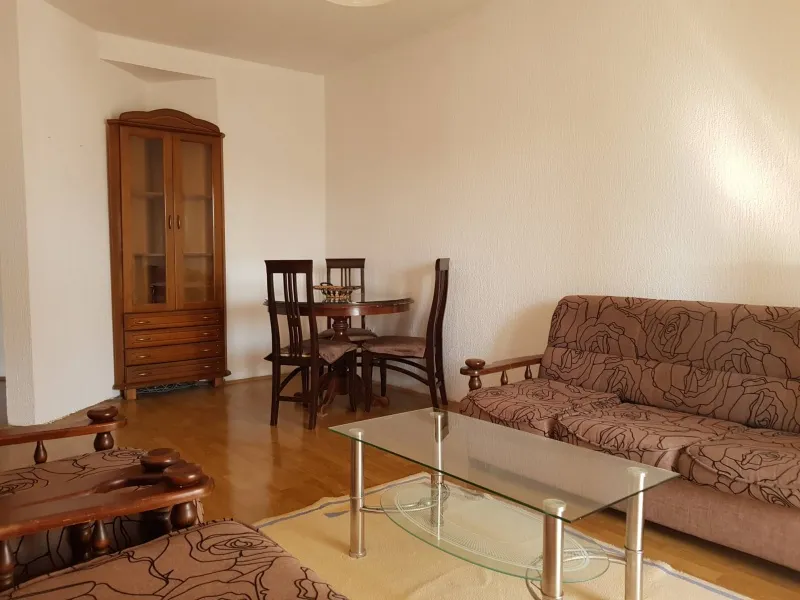 Izdajem jednosoban stan (41 m2) u Podgorici, u zgradi kod gimnazije