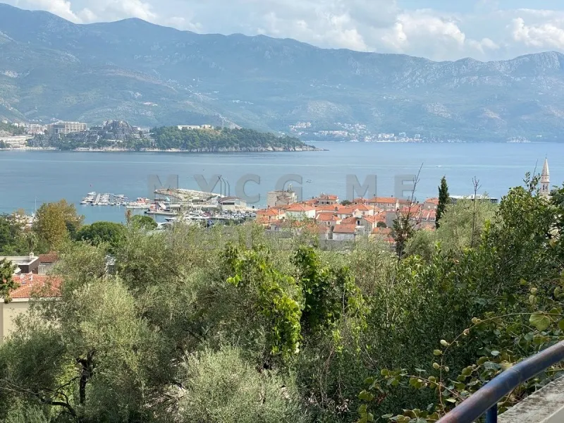 Prodaje se jednosoban stan sa pogledom na more iznad Starog grada Budve