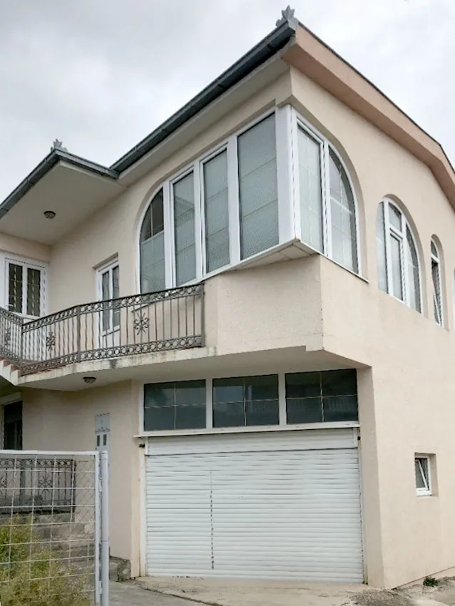 Prodaje se jeftino velika kuća sa 2 apartmana u Baru, Susanj