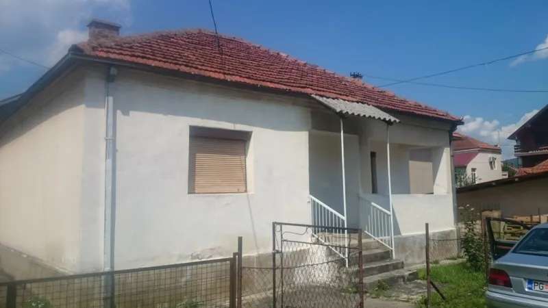 Prodajem kucu u Beranama, ul. 29.novembar,centar grada 45.000 eura