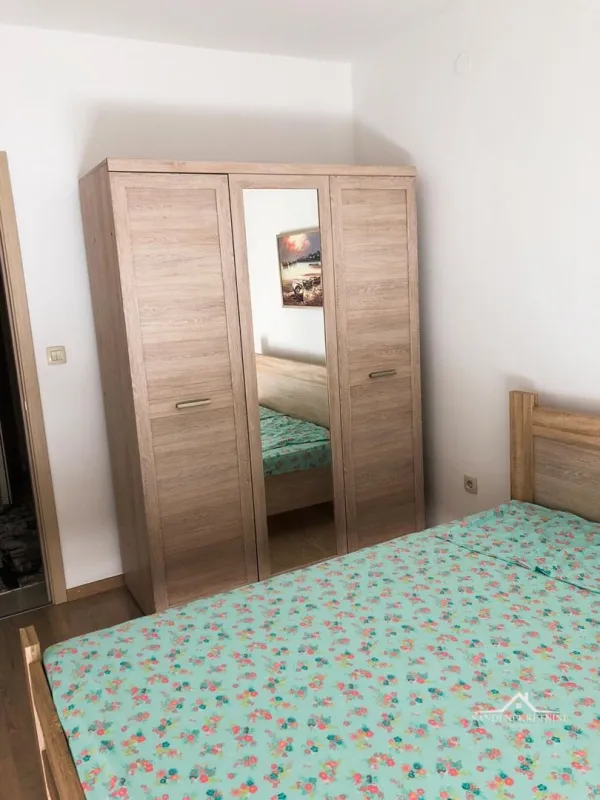 Izdaje se jednosoban namješten stan u zgradi, City kvart