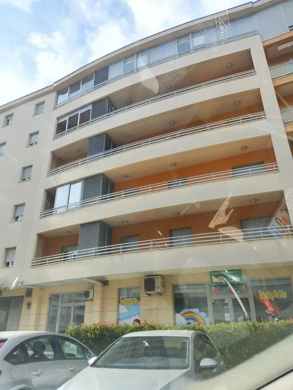 Dvosoban namješten stan 74m2 + 2 garažna mjesta, City kvart