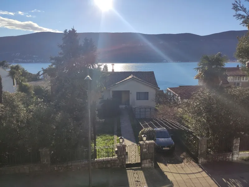 Prodajem kucu u centru Herceg Novog