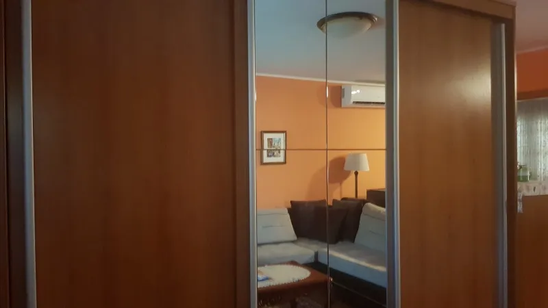 Prodakem dva plakara boja tresnke,ocuvani,moderni!