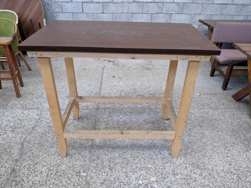 Visoki sto za dvorište i bašte