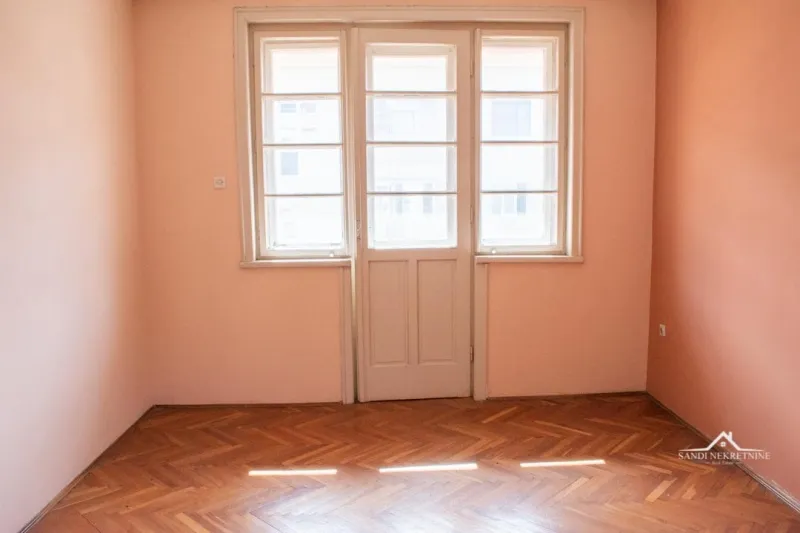 Izdaje se stan kao poslovni prostor u zgradi, centar Podgorice
