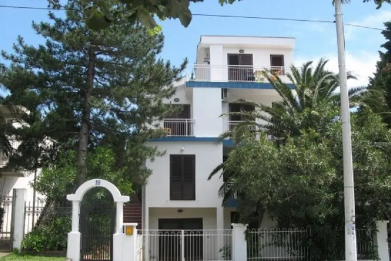 Sutomore-prodajem vilu Gajic sa 8 apartmana i studija
