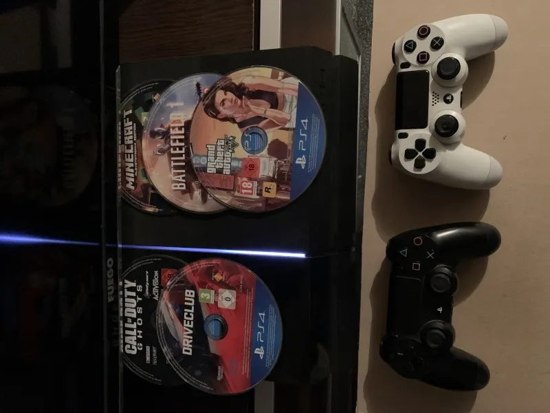 Prodajem Play Station 4/PS4 500GB+ 5 igrica+ 2 dzoistika