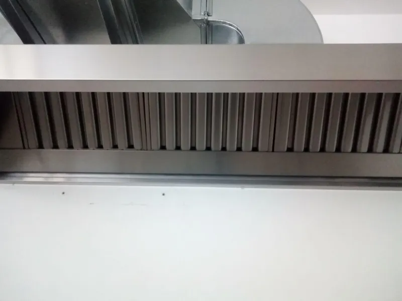 Prodaću kuhinjsku napu + filtere, motor i dodatnu opremu