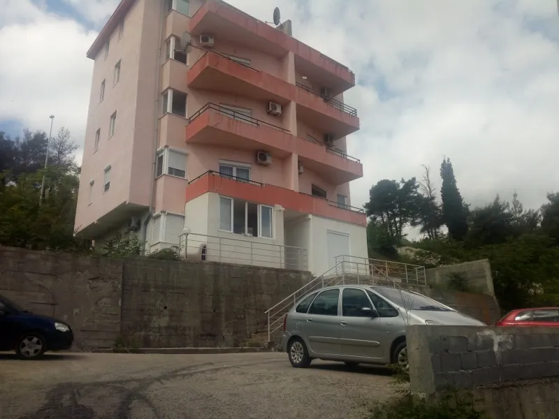 Prodajem dvosoban stan 60 m2 na zabjelu 54000€
