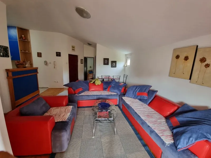 Izdajem dvosoban namjesten stan 65m2