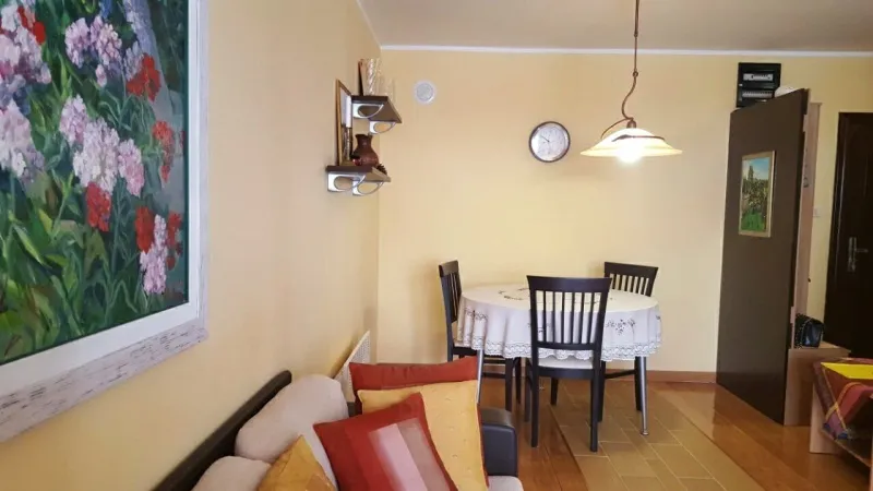 Prodaje se jednosoban stan u Becicima, 5 minuta hoda do mora