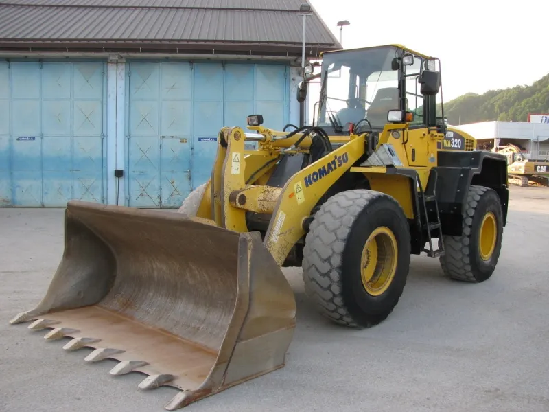 Komatsu WA320-5 Top stanje nove gume napred