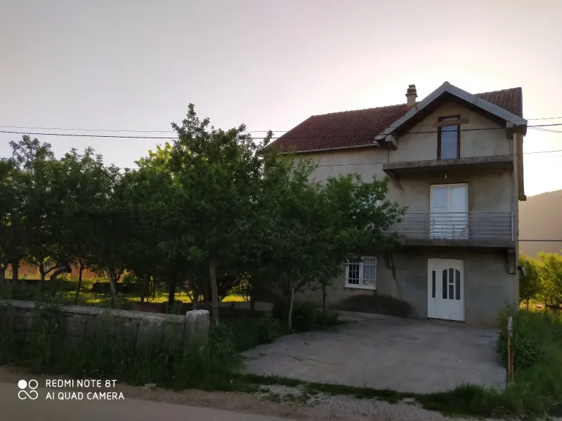 Prodajem zemljiste 2000m², kuca u izgradnji sa pomocnim objektom