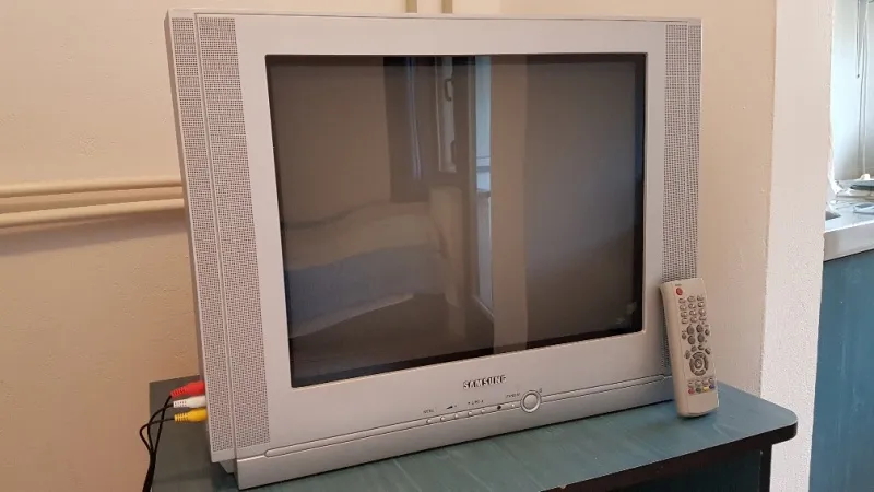 Prodajem Samsung flat TV sa ravnim ekranom 51cm u besprekornom stanju sa daljins