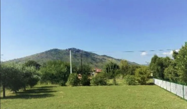 Prodajem zemljiste na sjajnoj lokaciji