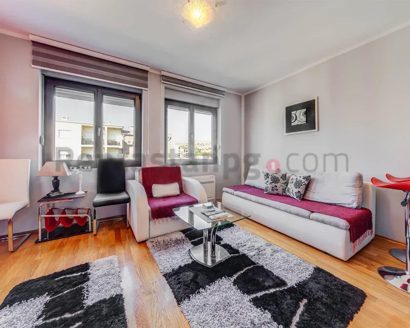 Izdajem moderno opremljenu, namjestenu garsonjeru 30m2 u bloku 9