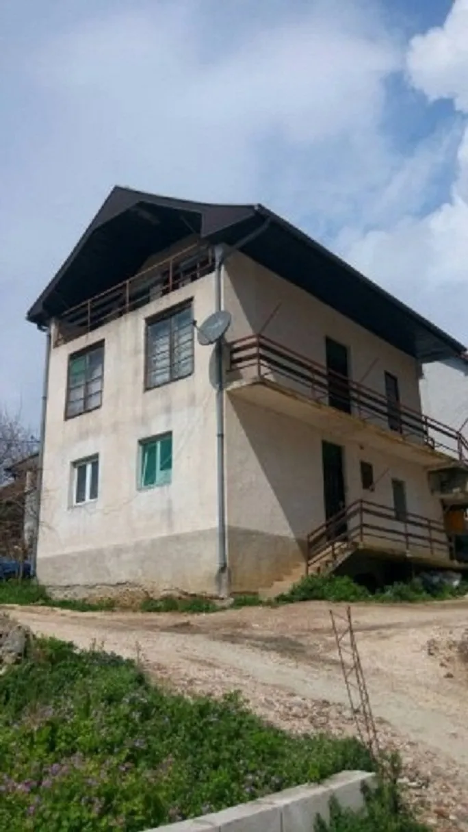 Prodajem cetvorosoban stan-Tivat