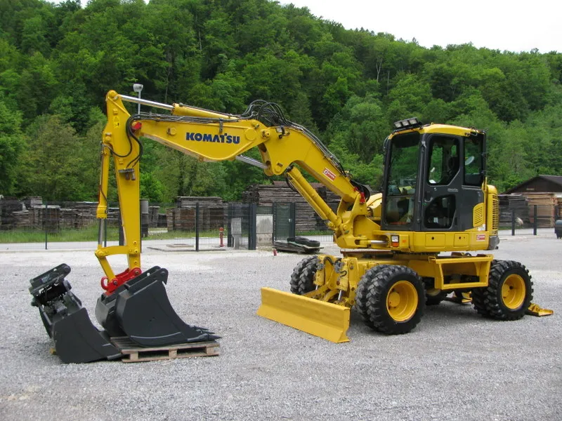 Bager točkaš Komatsu PW118 MR-8 sa 3 kašike
