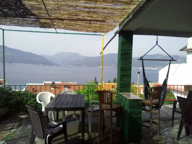 Izdajem kucu za odmor u Krasicima-Crna Gora