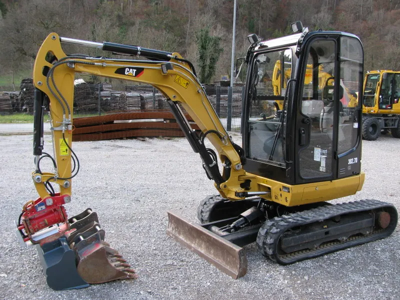 Mini bager Caterpillar 302.7D CR sa Powertillt 3 kašike 1.260 radnih časova