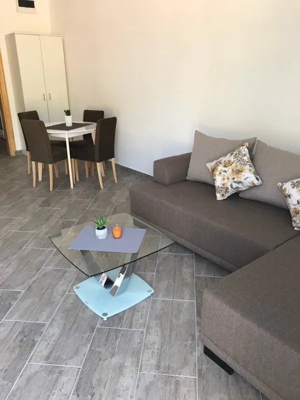 Izdajem apartman u Djenovicima Herceg Novi