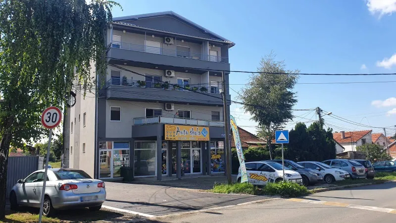 Uknjizen poslovni prostor-stan na Altini