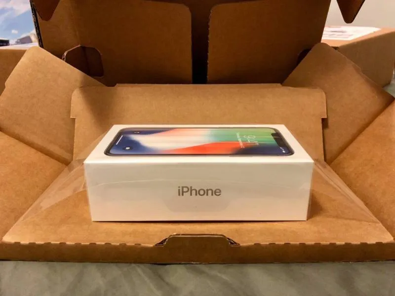 Apple iPhone X 64GB 420euro in Samsung S9 450euro