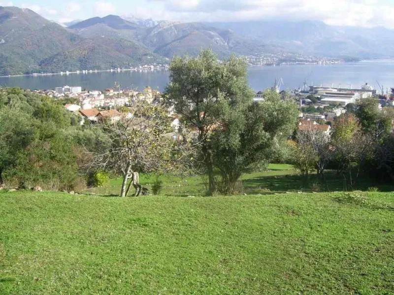 Prodajem urbanizovano građevinsko zemljište u Bijeloj, Herceg Novi