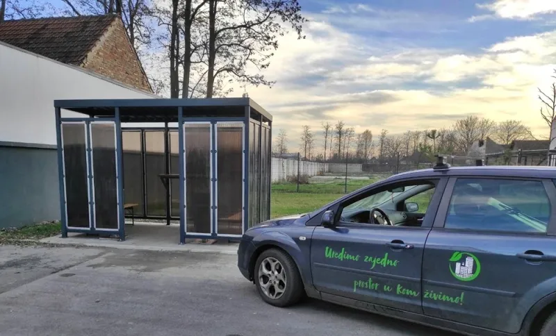 Kabine sa pampleks staklom - Urbana oprema doo