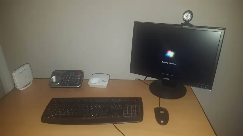 Prodajem kompjuter sa stolicom i stolom.