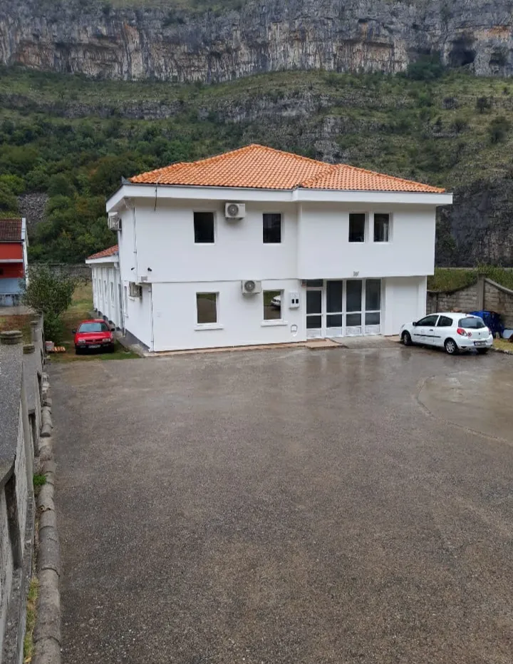 Izdajem višenamjenski poslovni prostor